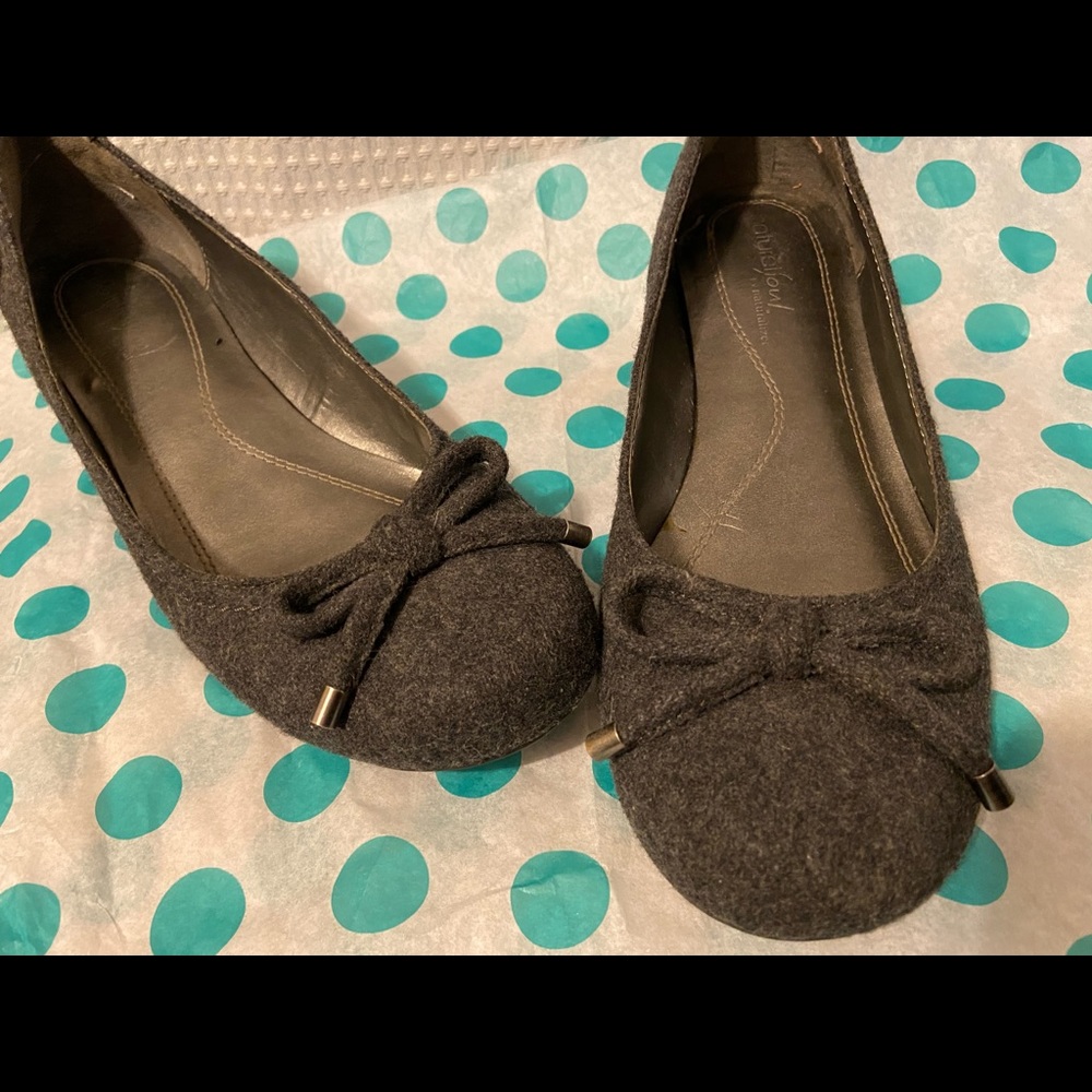Naturalized wool low heeled pump
